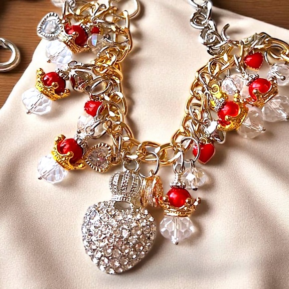 Elegant Gold and Red toned Queen of Hearts Charm Necklace - Picture 3 of 17